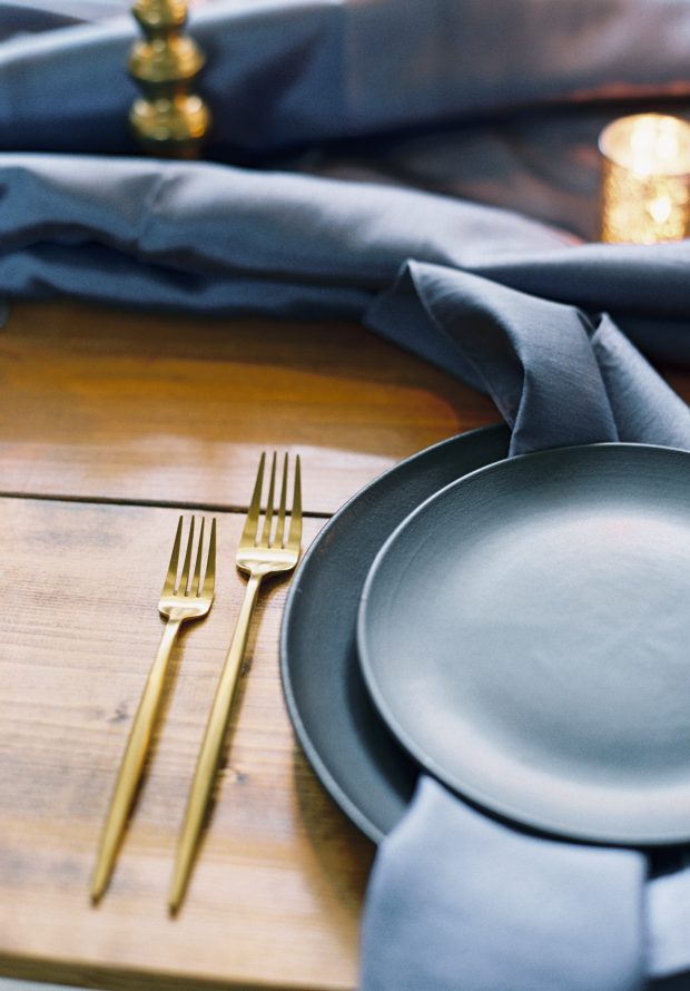 gold-modern-flatware-black-plates